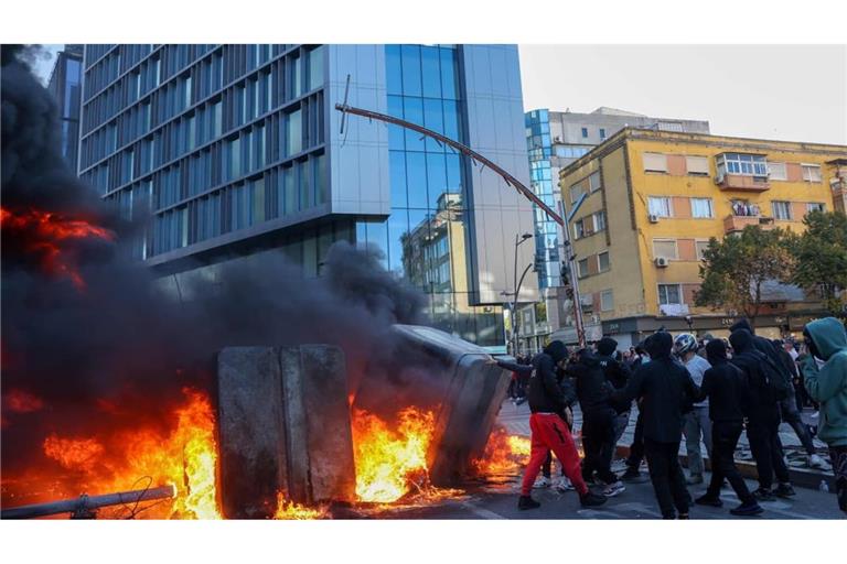 Bei gewaltsamen Protesten gegen die Regierung in Albanien haben Demonstranten am Mittwoch einen Brand im Bildungsministerium der Hauptstadt Tirana verursacht.