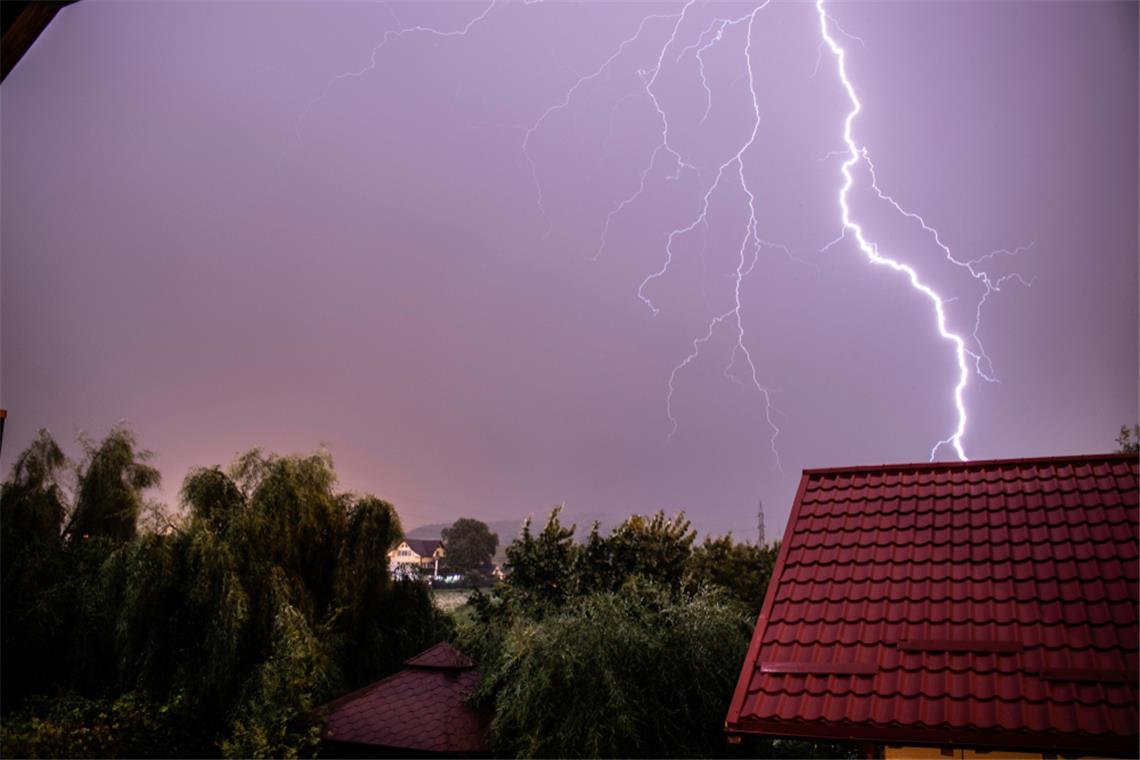 Kann man auf dem Balkon vom Blitz getroffen werden? Bei Gewitter sollte man nicht duschen oder baden, aber gilt das auch für den Aufenthalt auf dem Balkon? Was man wissen sollte.