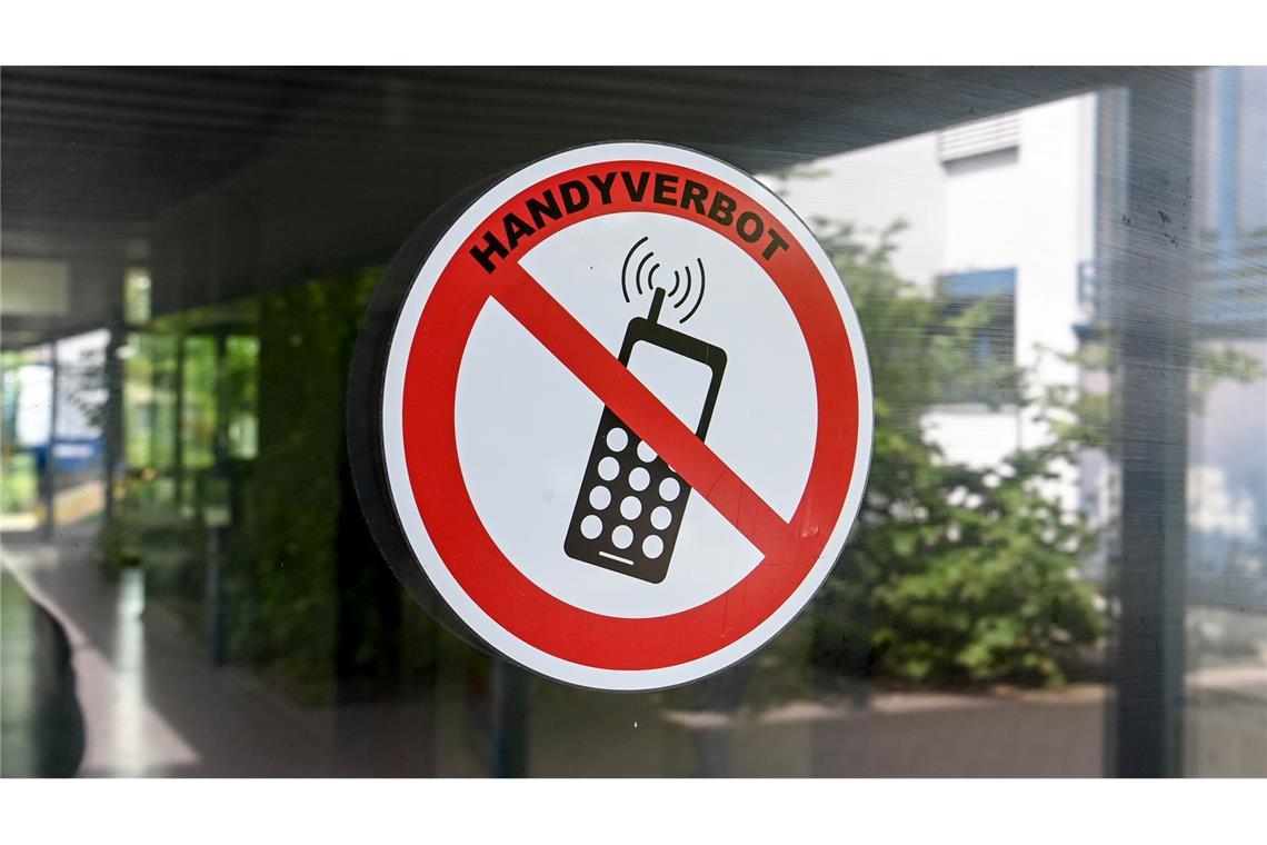 Bei Grundschulkindern ist bei Smartphone-Nutzung laut NRW-Schulministerium Zurückhaltung geboten. (Archivbild)