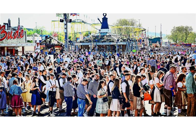 Bei gutem Wetter füllen sich nicht nur die Zelte, sondern alle Straßen des Festgeländes – so wie hier am vergangenen Samstag.