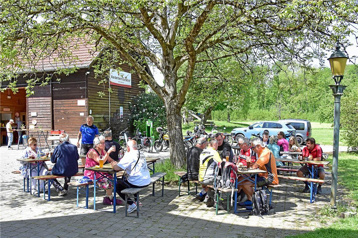 Bei gutem Wetter ist dank des Biergartens immer was los im Wanderheim.  Fotos: Tobias Sellmaier