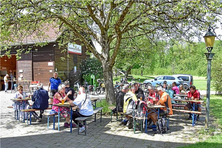 Bei gutem Wetter ist dank des Biergartens immer was los im Wanderheim.  Fotos: Tobias Sellmaier