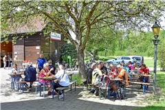 Bei gutem Wetter ist dank des Biergartens immer was los im Wanderheim.  Fotos: Tobias Sellmaier