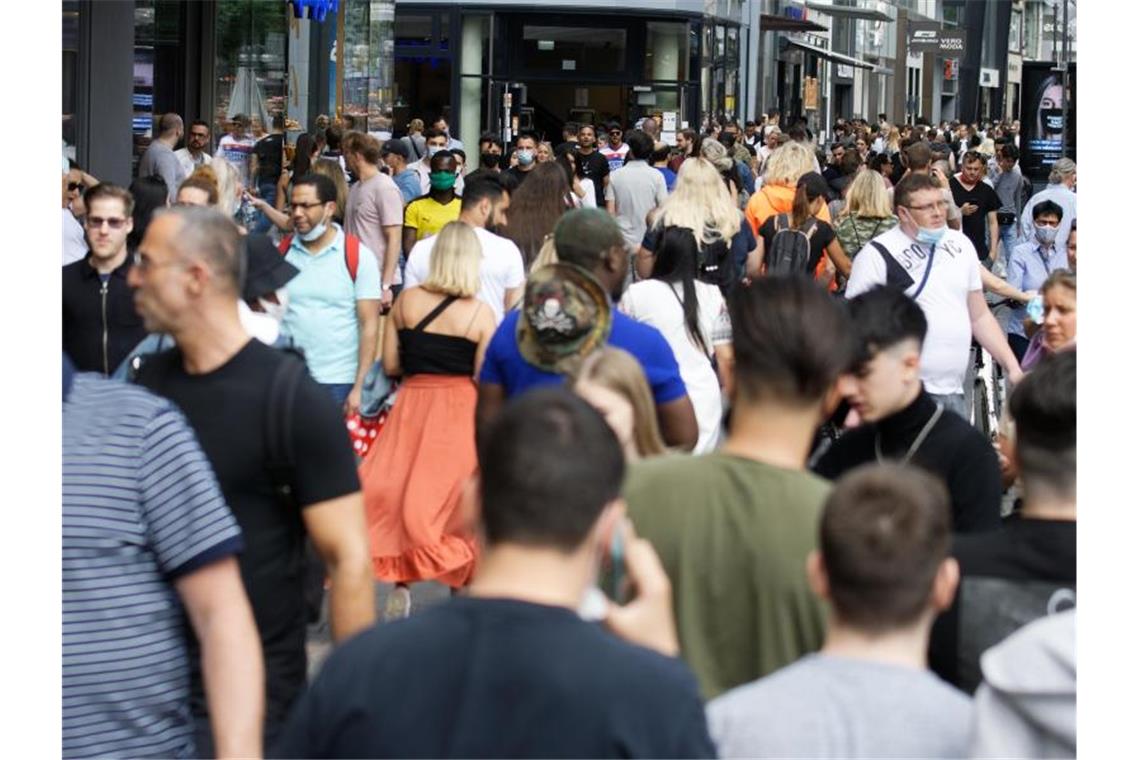 Bei gutem Wetter zum Pfingstwochenende ist die Einkaufsmeile in der Hohen Straße in der Kölner Innenstadt gut besucht. Foto: Henning Kaiser/dpa