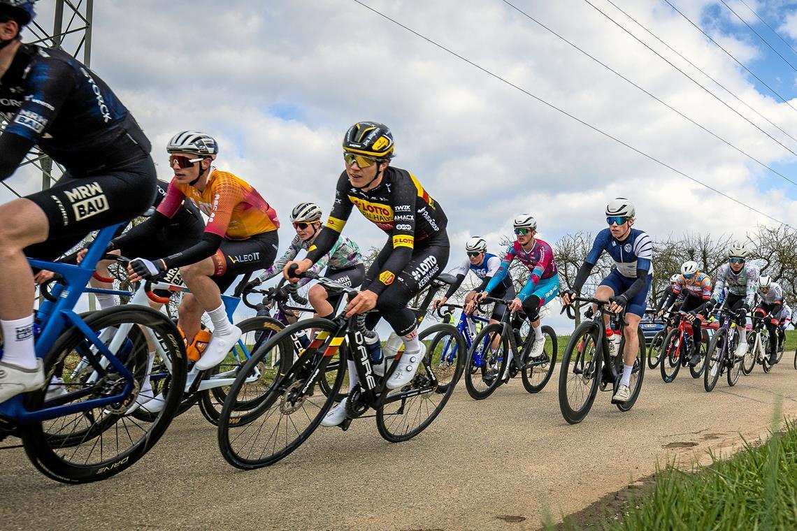 Bei guten Wetterbedingungen liefern sich die Elite-Amateure mit ihren Continental Teams ein rasantes Rennen über 40 Runden und insgesamt 100 Kilometer. Foto: Alexander Becher