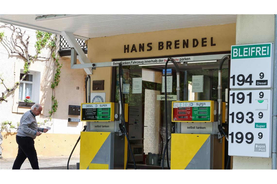 Bei Herbert Brendels Tankstelle wird der Spritpreis nur alle zwei Wochen angepasst.