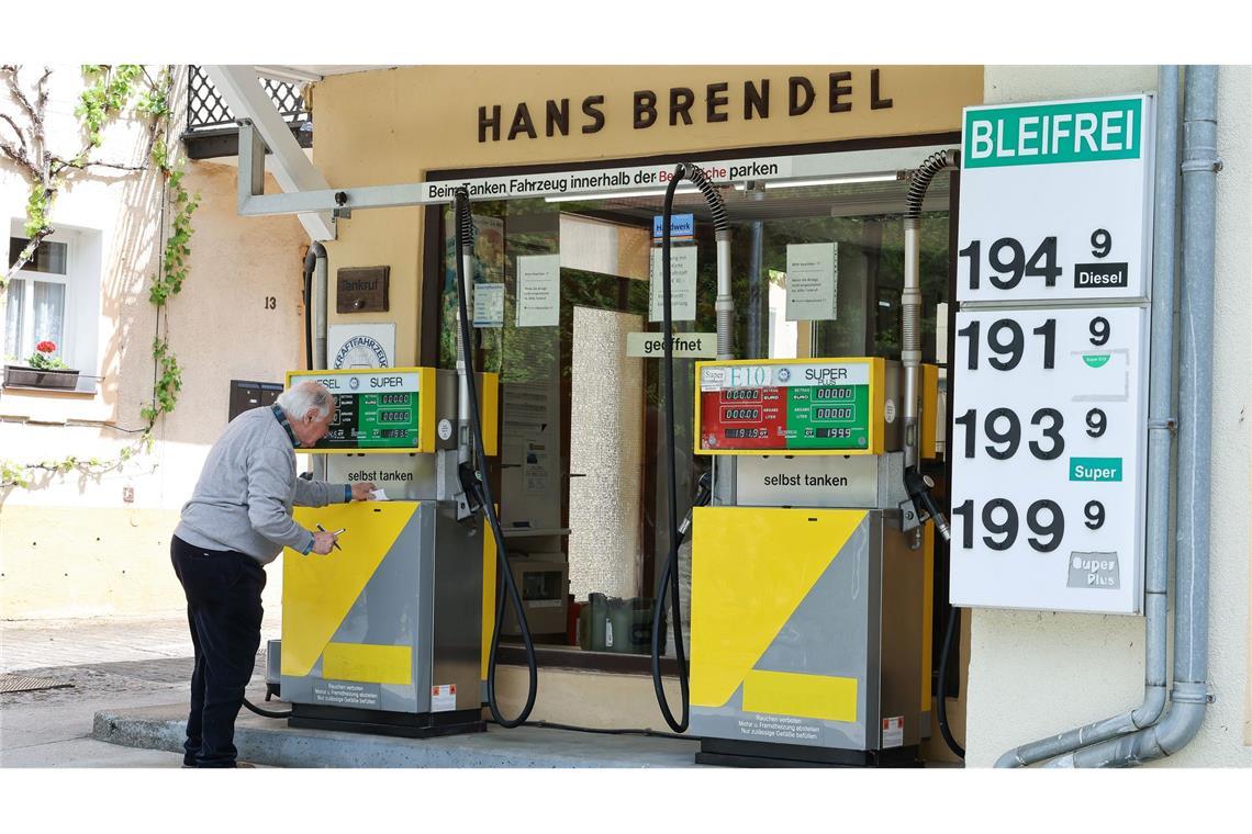 Bei Herbert Brendels Tankstelle wird der Spritpreis nur alle zwei Wochen angepasst.