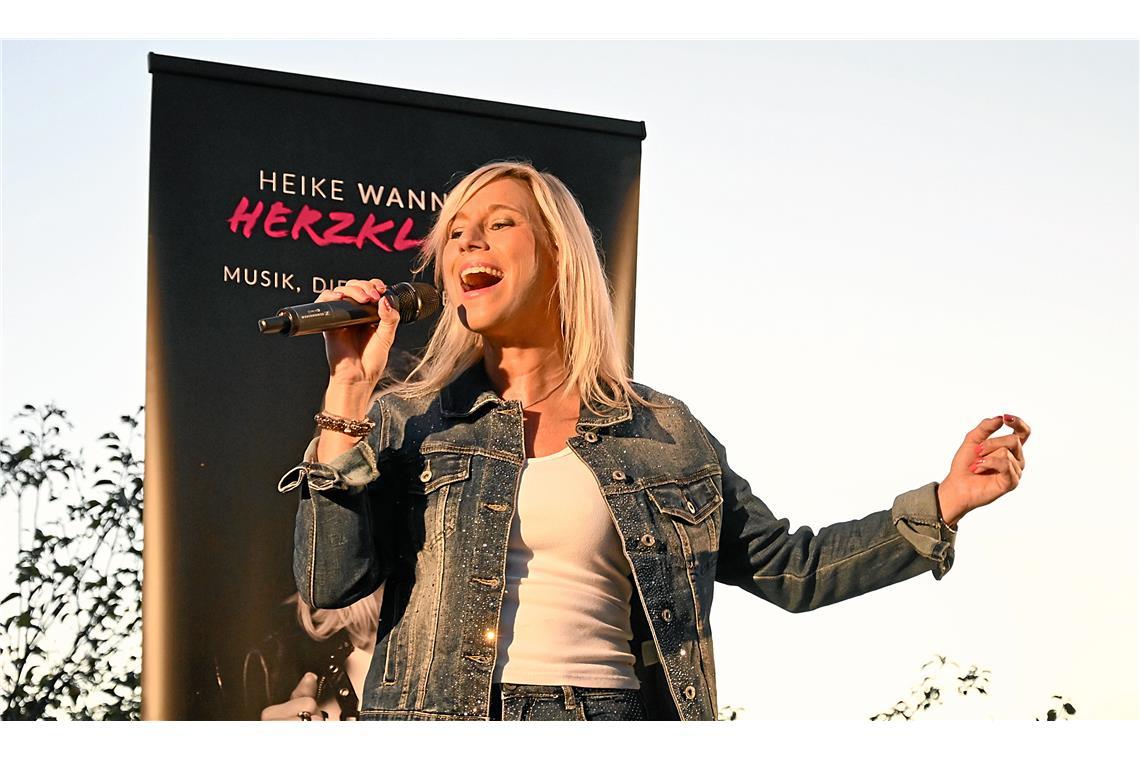 Bei Holzwart Weine tanzen die Schlagerfans zu den Herzklängen von Heike Wanner. ...