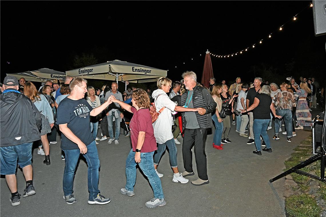 Bei Holzwart Weine tanzen die Schlagerfans zu den Herzklängen von Heike Wanner. ...