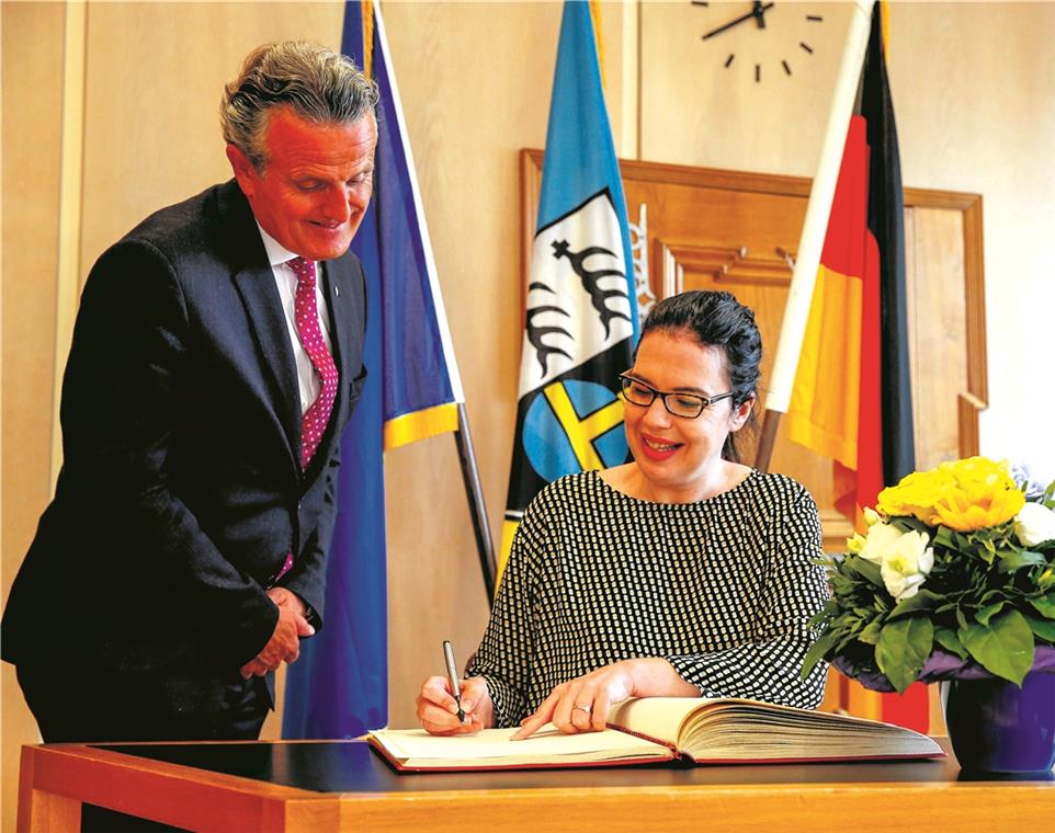 Bei ihrem Antrittsbesuch in Backnang trug sich die israelische Generalkonsulin Sandra Simovich unter den Augen Frank Noppers ins Goldene Buch der Stadt ein. Foto: A. Becher