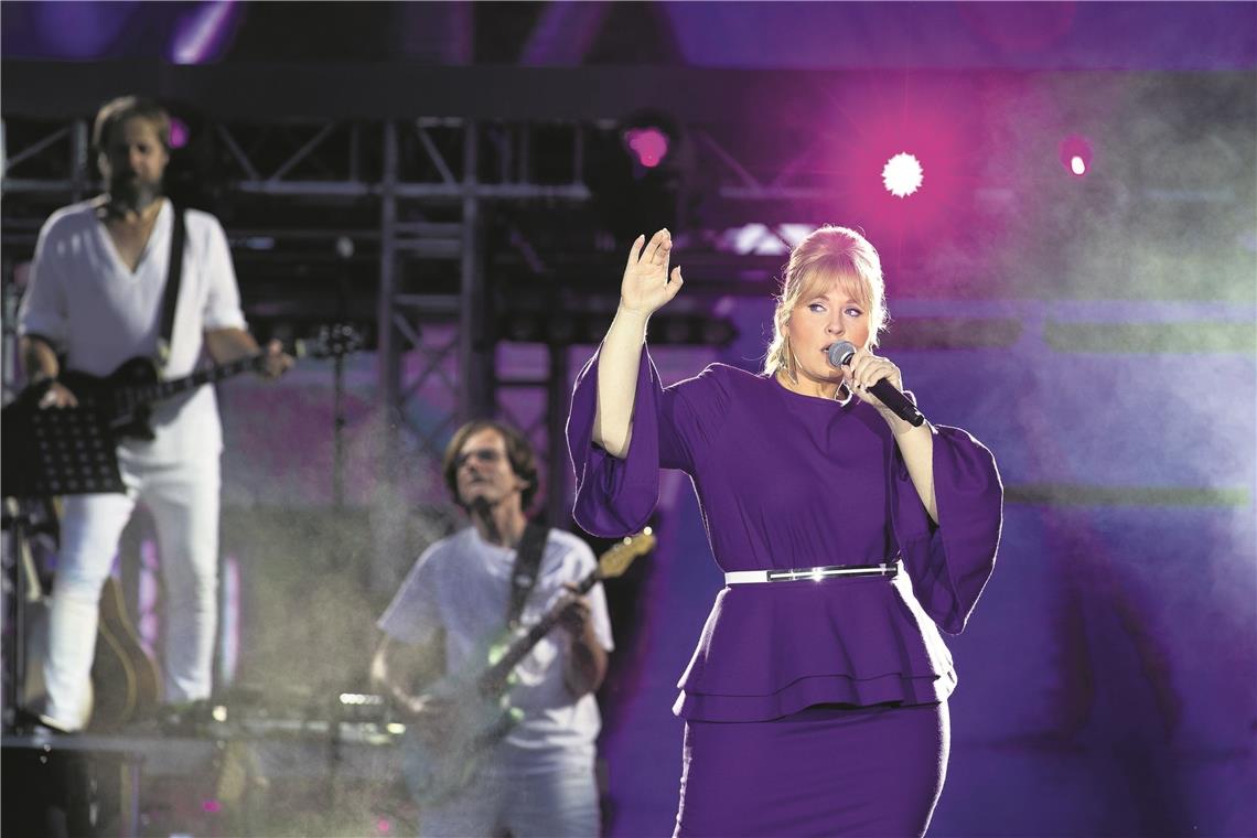 Feierstimmung, Fieberschub und Farbenfeuerwerk Bei ihrem Auftritt am Samstag wird Maite Kelly jubelnd empfangen.