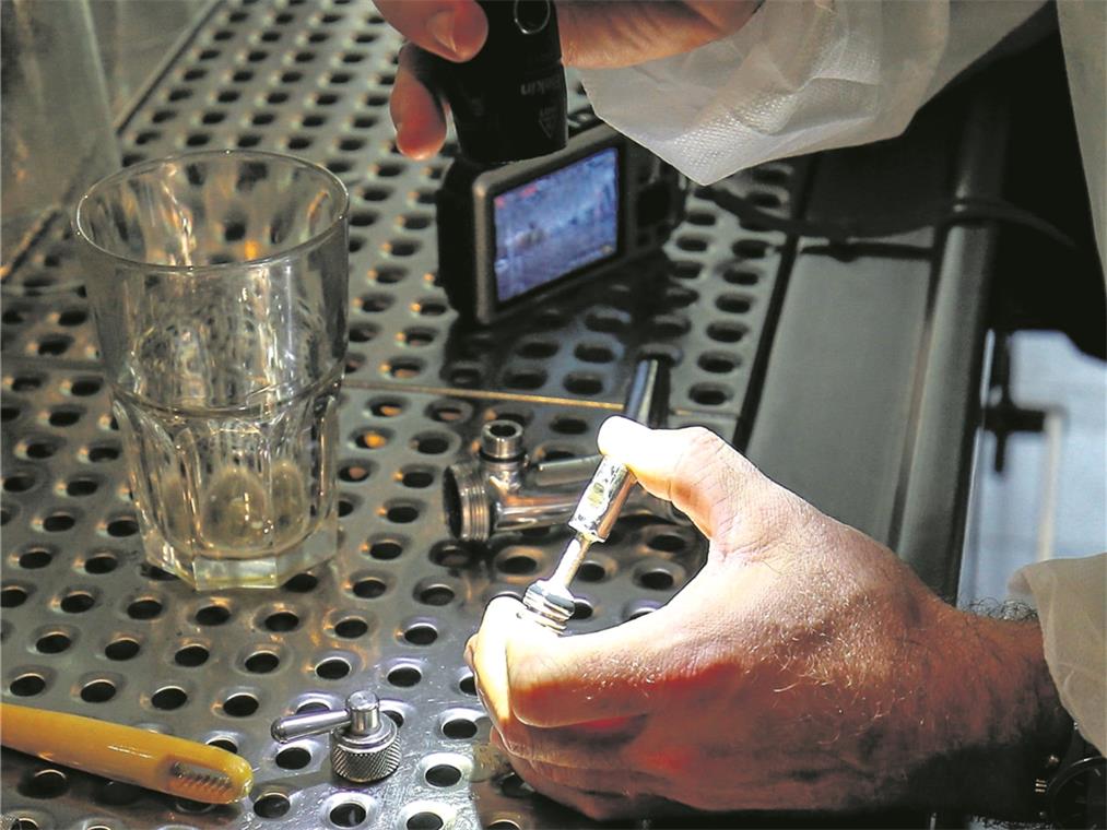Gastronomen auf die Finger geschaut Bei ihren Kontrollen begnügen sich die Mitarbeiter der Lebensmittelüberwachung nicht mit der Begutachtung von außen. Kaffeemaschinen und Ausschankanlagen werden auch mal auseinandergenommen, damit ihr Innenleben unter die Lupe genommen werden kann.