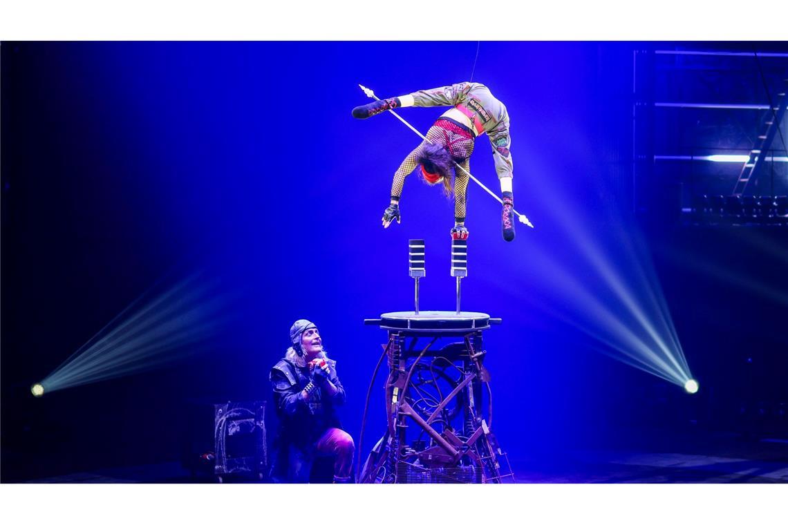 Bei ihrer Darbietung balanciert Silke Pan auf Handstandstützen - und steigt mit den Klötzen immer weiter in die Höhe.