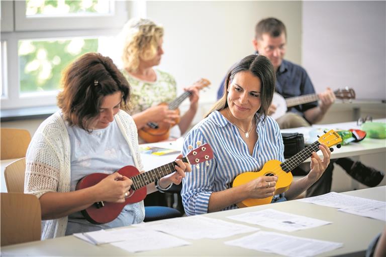 Bei ihrer Sitznachbarin Claudia Kleebaur schaut BKZ-Redakteurin Lorena Greppo, wie der Gitarrengriff funktioniert. Foto: A. Becher