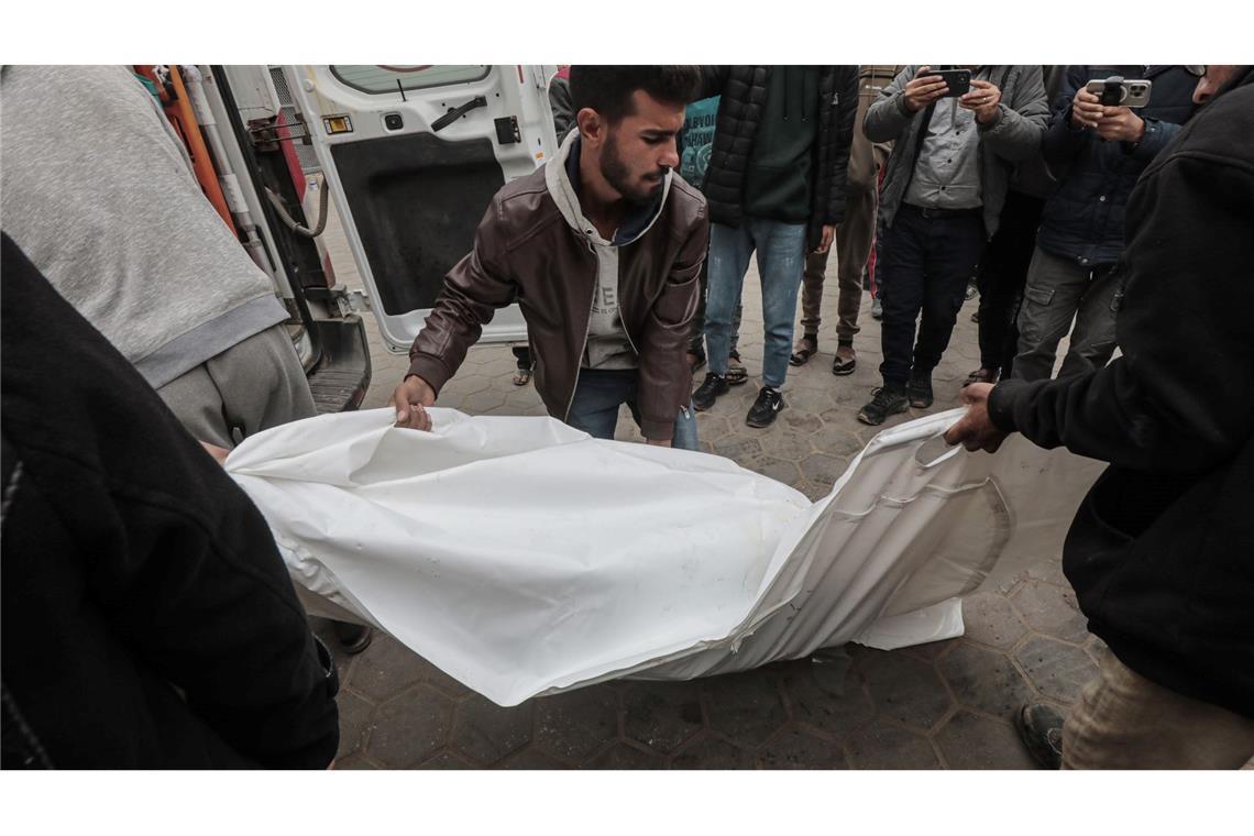 Palästinenser: Viele Tote bei Angriffen im Gazastreifen Bei israelischen Angriffen im Gazastreifen starben nach palästinensischen Angaben mindestens 41 Menschen.