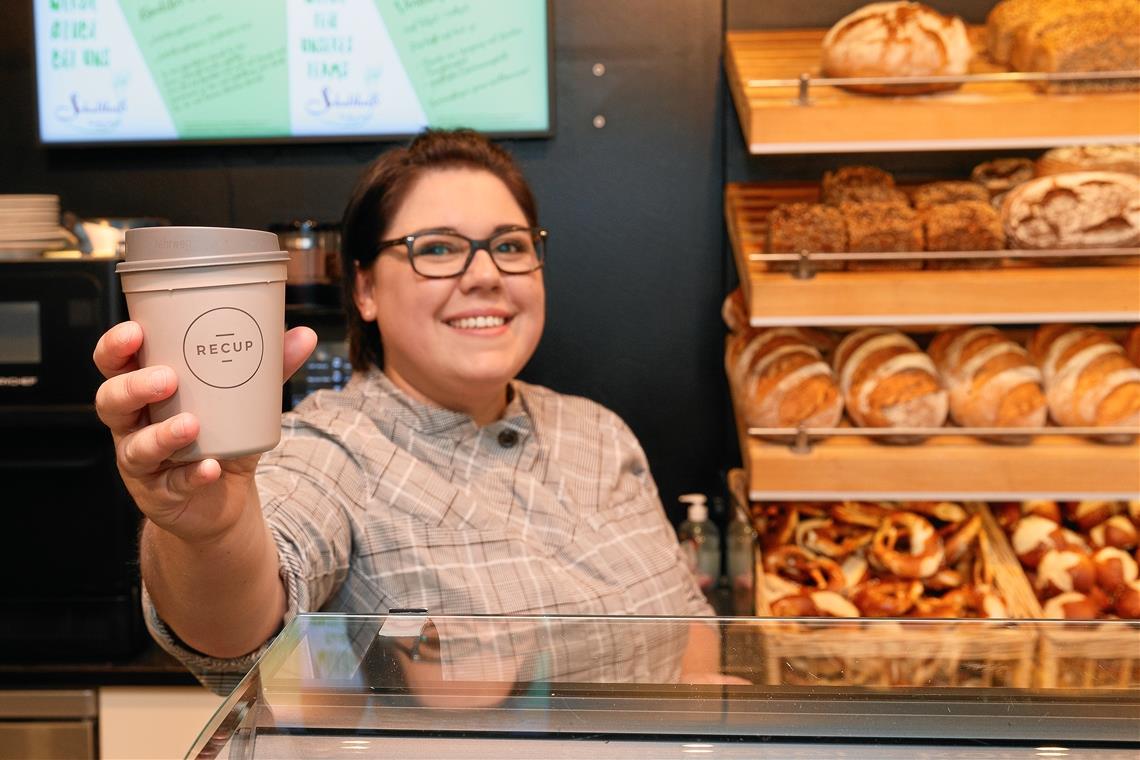 Bei Julia Voß in der Murrhardter Bäckerei Schultheiß ist der Recup-Mehrwegbecher seit etwa einem Jahr im Einsatz.Foto: Jörg Fiedler