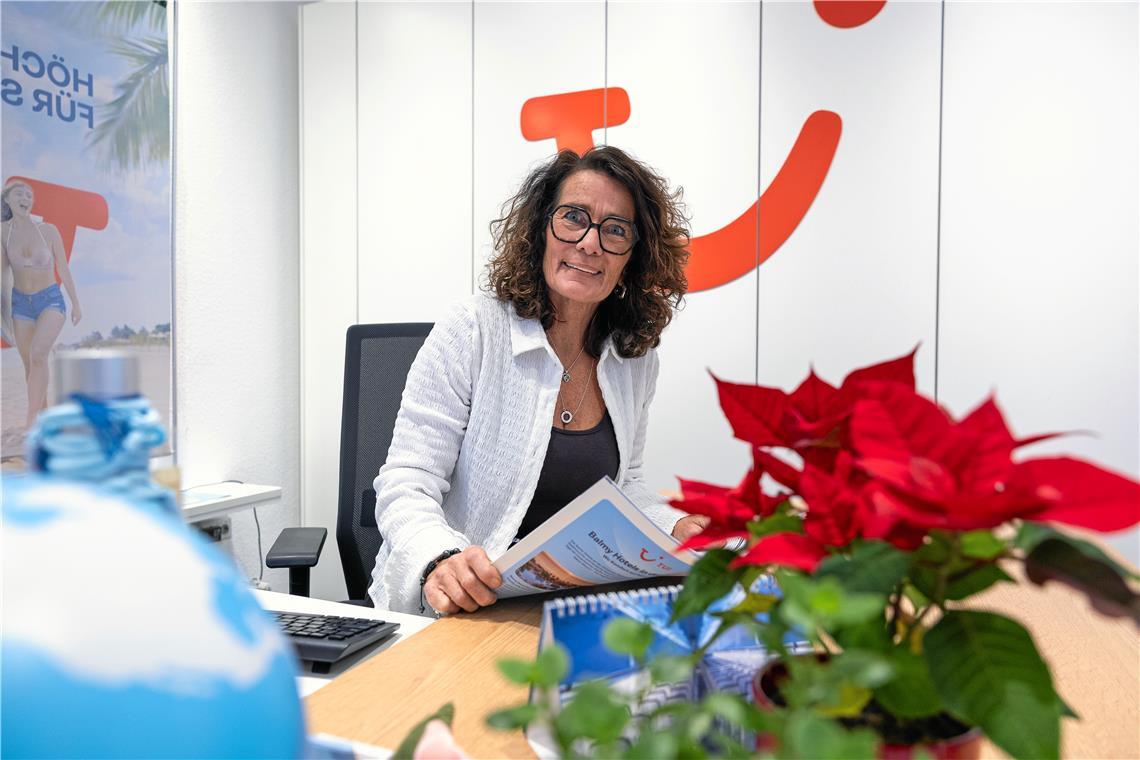 Bei Karin Klenhart im Reisecenter im Biegel werden aktuell viele Reisen gebucht. Foto: Alexander Becher