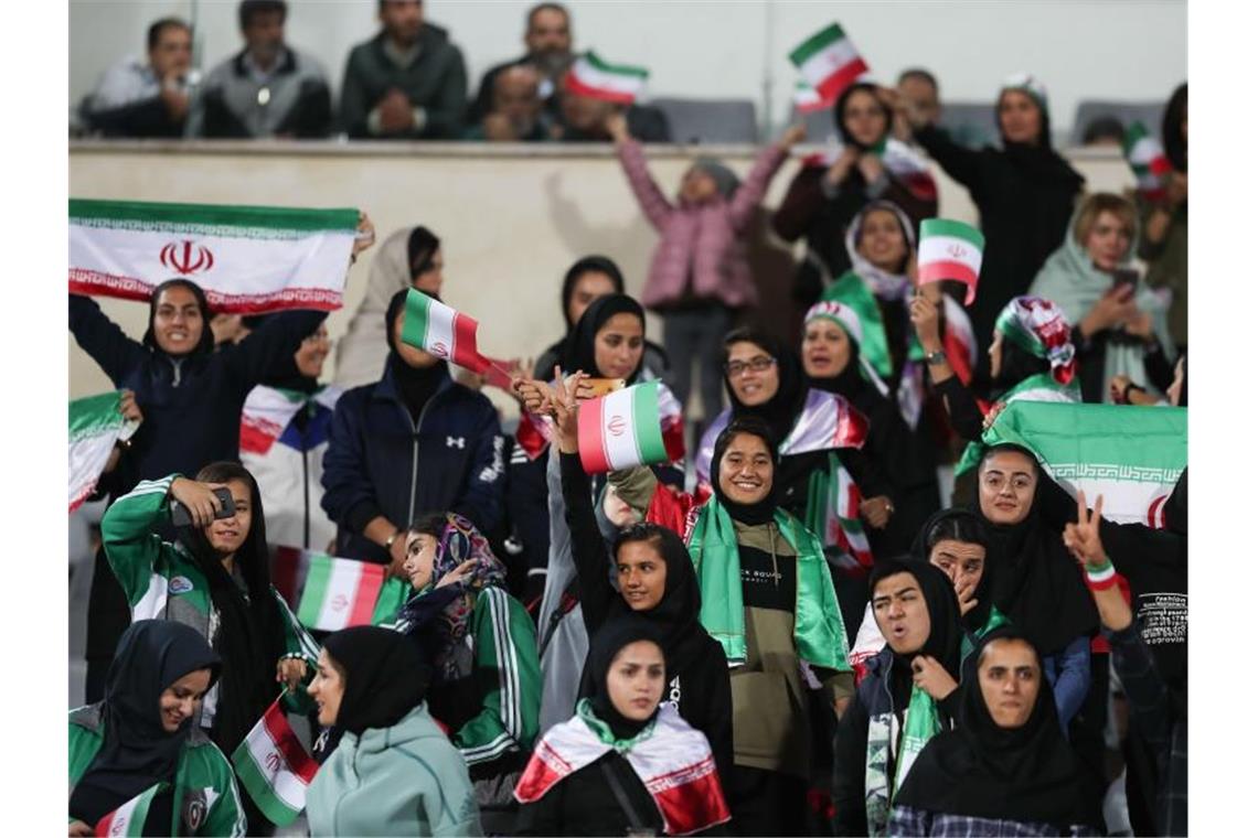 Bei Länderspielen dürfen iranische Frauen nun ins Fußball-Stadion. Foto: Saeid Zareian