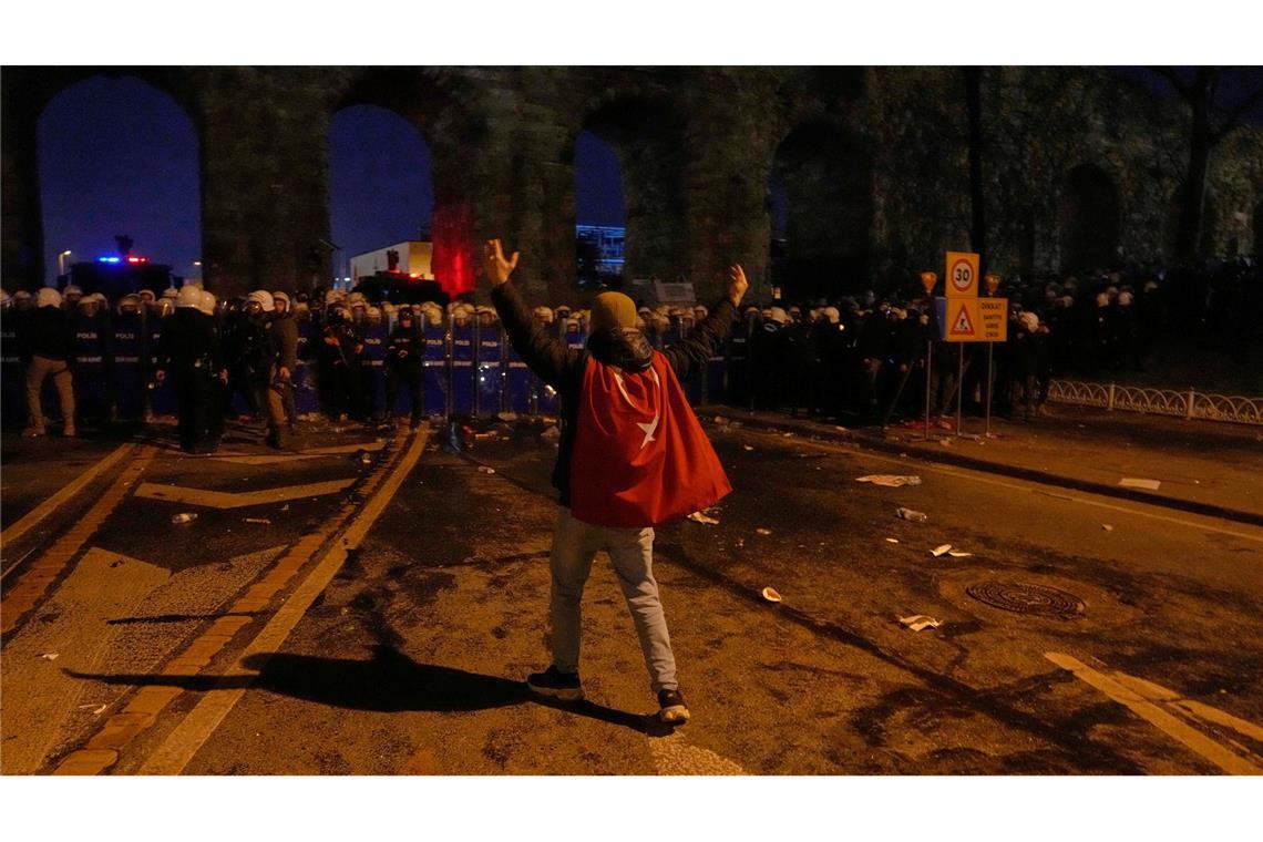 Bei landesweiten Protesten in der Türkei allein am Freitagabend sind mehr als 340 Menschen festgenommen worden.