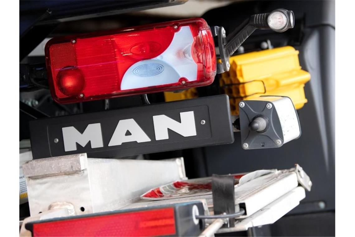 MAN- und Scania-Lastwagen sollen batterieelektrisch fahren „Bei MAN werden mindestens 60 Prozent der Lkw für den Lieferverkehr und 40 Prozent der Lkw für den Fernverkehr emissionsfrei unterwegs sein“, heißt es bei Traton. Foto: Sven Hoppe/dpa