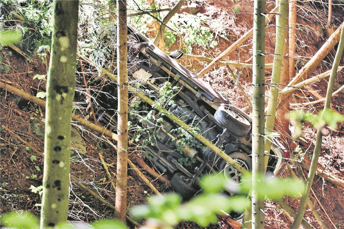 Bei Mannenberg ist ein Autofahrer von der Fahrbahn abgekommen, durchbrach die Leitplanke und stürzte einen Hang hinunter. Foto: 7aktuell/Lermer 