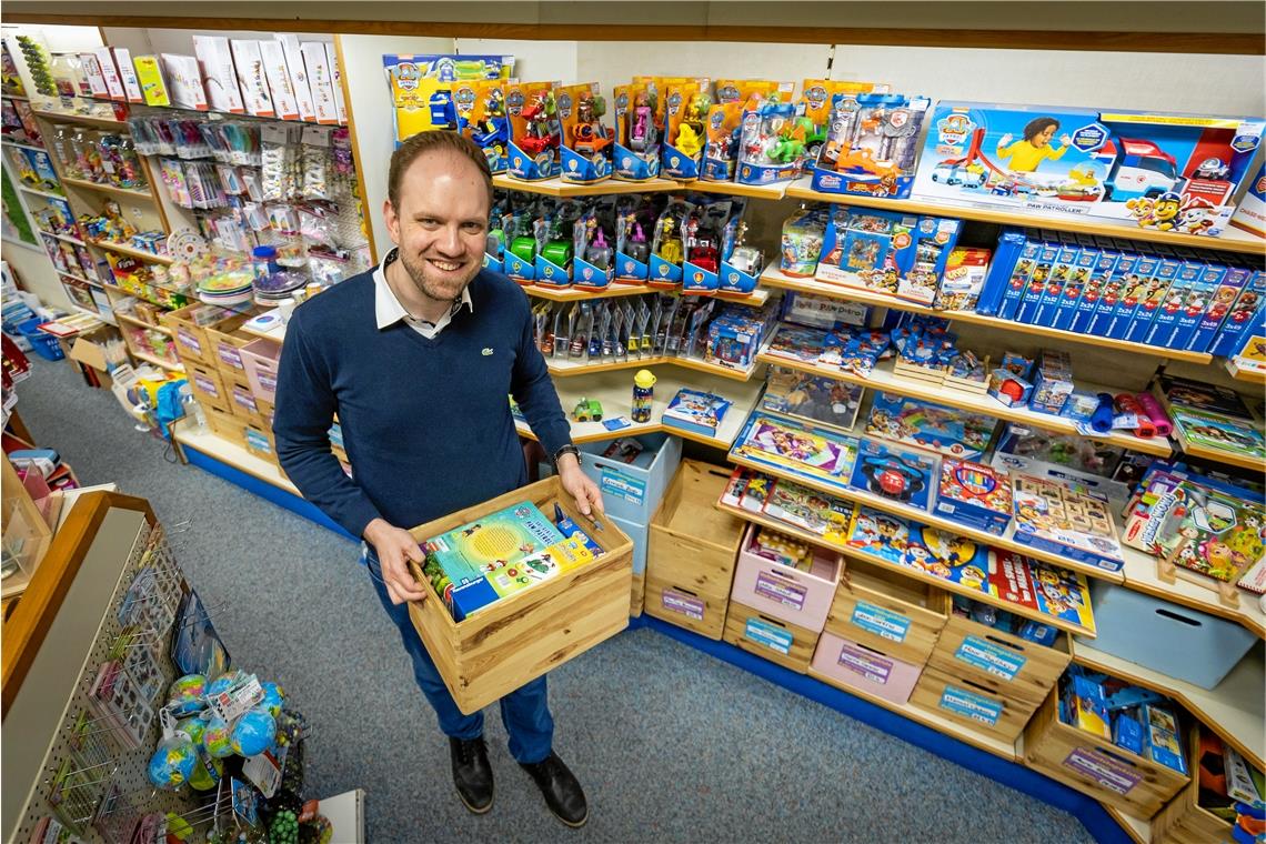 Backnanger Läden bieten Geschenkboxen für Kinder an Bei Matthias Wiedmann stehen derzeit 30 Geschenkkisten für Kinder im Regal, manchmal sind es sogar 60. Foto: Alexander Becher