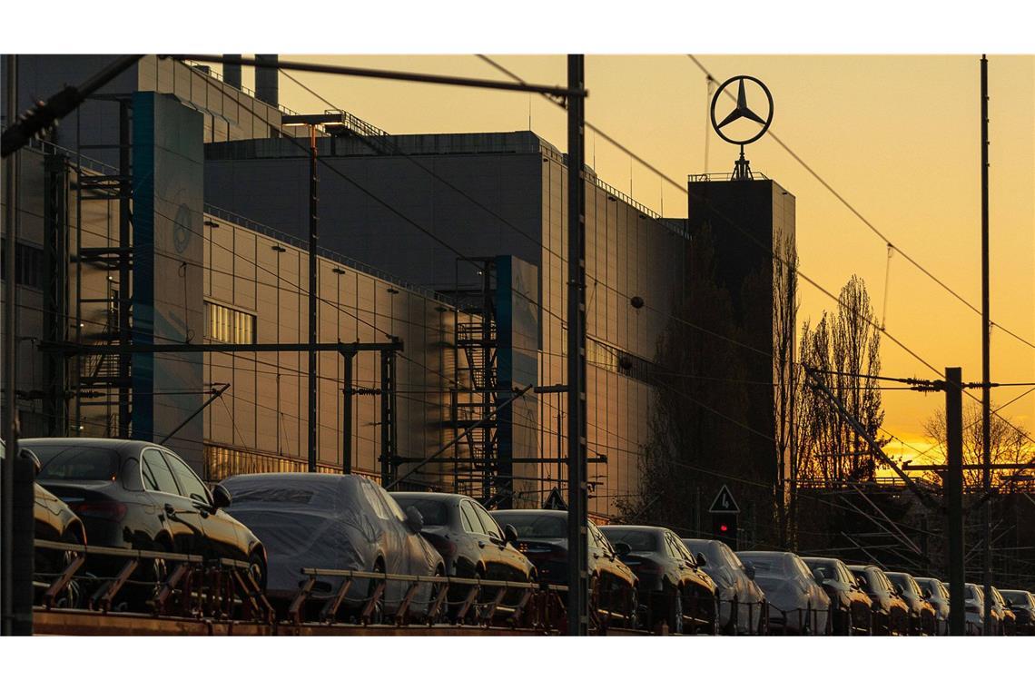 Wer bei Mercedes eine Abfindung erhalten kann Bei Mercedes-Benz am Standort Sindelfingen arbeiten derzeit etwa 30 500 Beschäftigte.