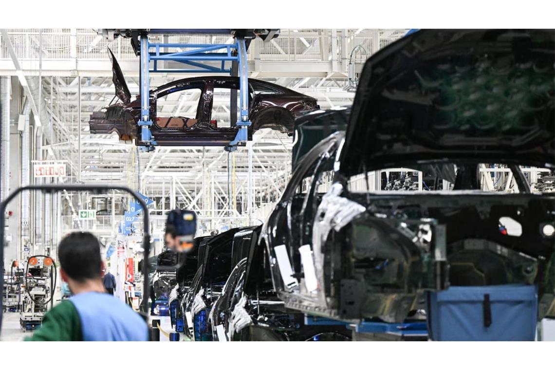 Bei Mercedes-Benz gibt es derzeit Diskussionen, wie viele Arbeitsstunden pro Woche geleistet - und bezahlt werden sollen.