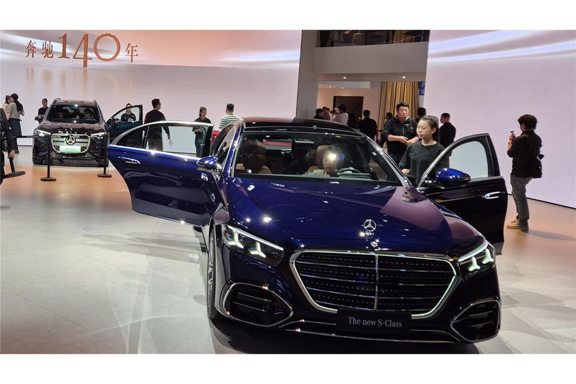 Bei Mercedes dagegen begeht die neue S-Klasse, die Spitze der Oberklasse, ihre Messe-Premiere in China. Der Stuttgarter Autobauer stellt unter anderem dieses prominente Flaggschiff in den Fokus. Er feiert in diesem Jahr 140 Jahre Automobil. Am Stand ermöglicht er eine Tour ...
