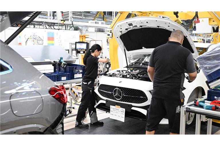 Bei Mercedes ist der Absatz weiter rückläufig.