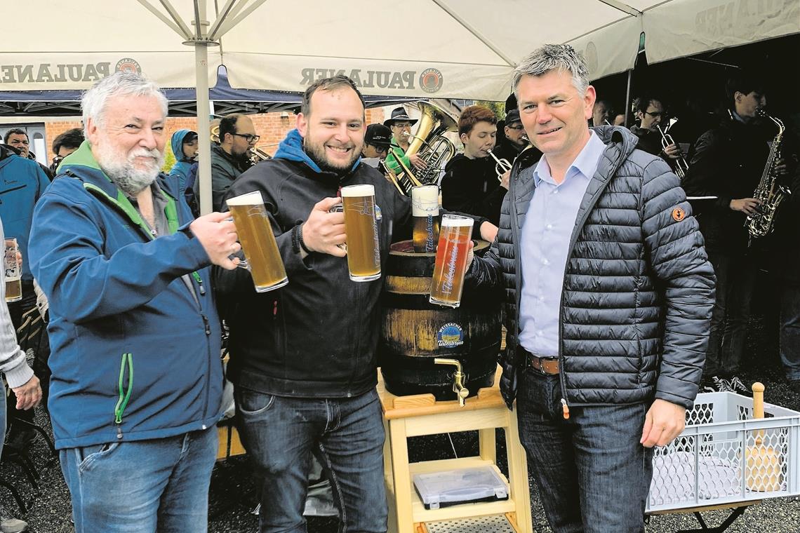 Lust am Frischluftmiteinander wächst Bei nasskaltem Wetter eröffneten (von links) die Tälesbräu-Chefs Günter und Andreas Huber zusammen mit Weissachs Bürgermeister Ian Schölzel den neuen Biergarten unterm Kamin auf dem Rombold-Areal . Foto: privat