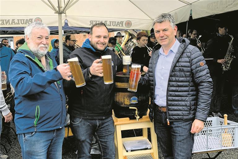 Bei nasskaltem Wetter eröffneten (von links) die Tälesbräu-Chefs Günter und Andreas Huber zusammen mit Weissachs Bürgermeister Ian Schölzel den neuen Biergarten unterm Kamin auf dem Rombold-Areal . Foto: privat