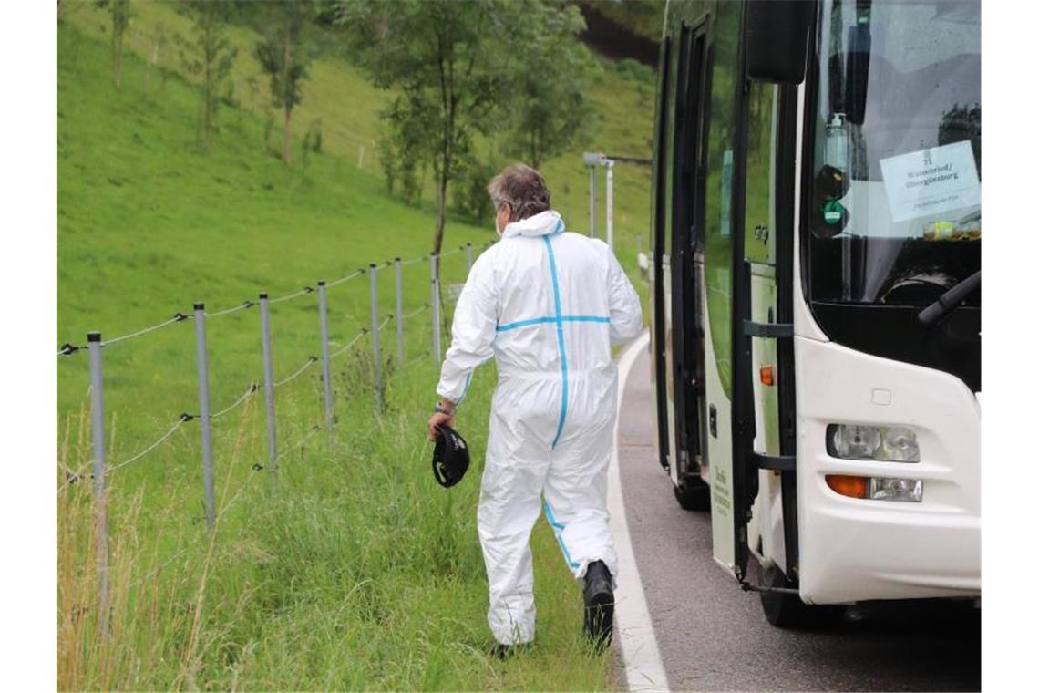 Bei Obergünzburg verlässt ein Mitarbeiter der Spurensicherung den Linienbus. Foto: Benjamin Liss/dpa