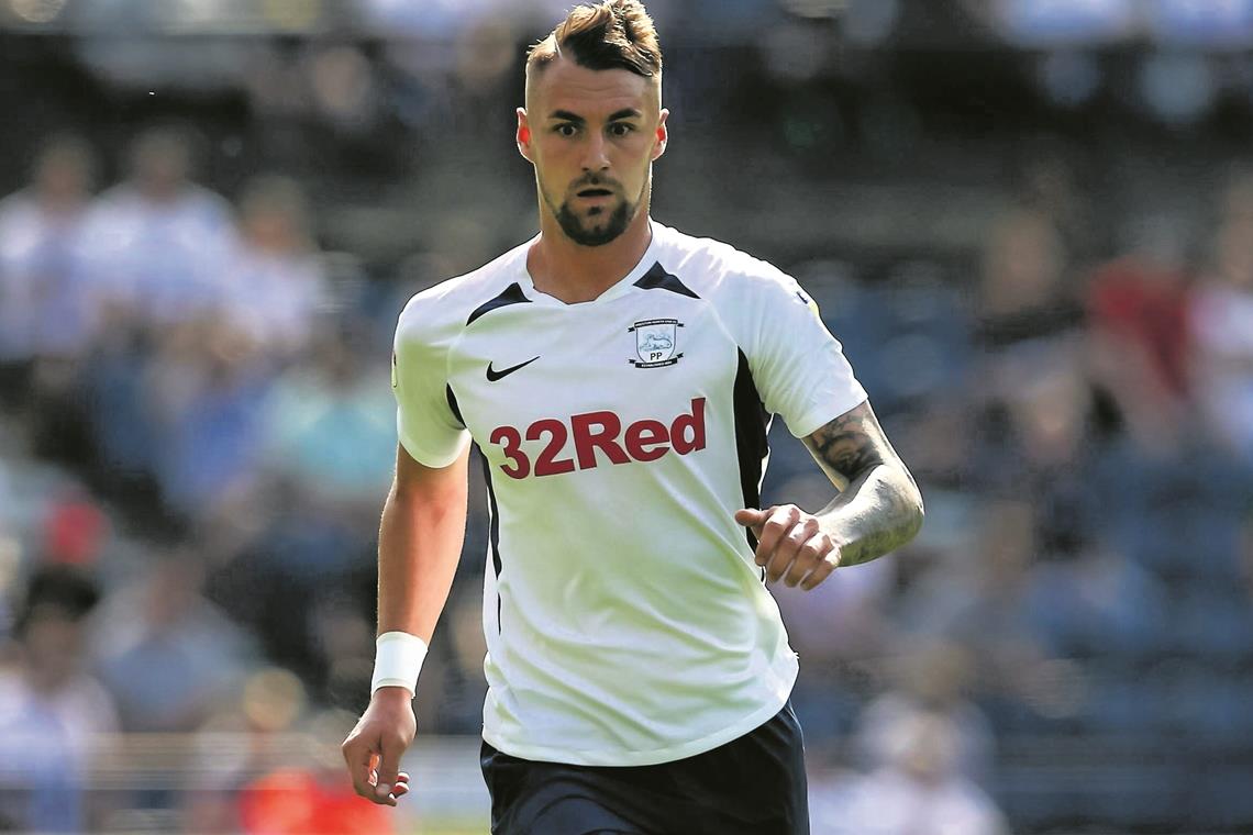 Auf der Insel das Glück gefunden Bei Preston North End bisher stets von Beginn an am Ball: Patrick Bauer. Der gebürtige Backnanger hat mit dem englischen Traditionsklub den Aufstieg in die Premier League im Blick. Foto: Imago