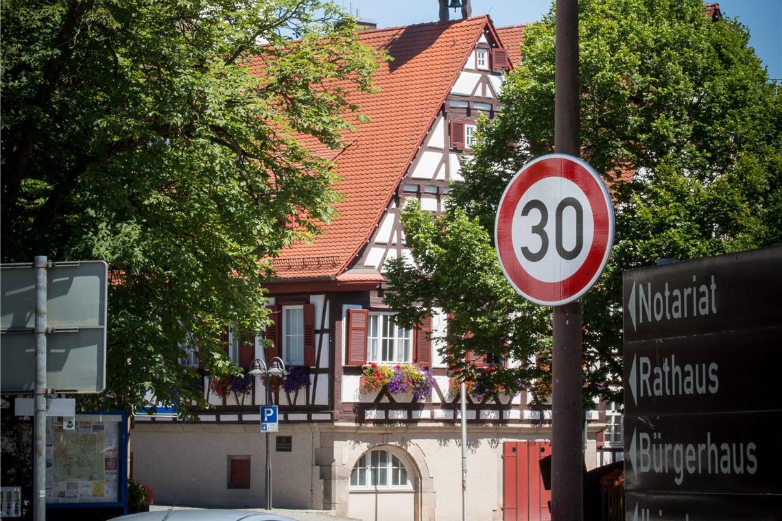 Weissacher Rathaus bekommt Solarpaneele Bei PV-Anlagen auf denkmalgeschützten Gebäuden muss geprüft werden, wie sich diese optisch auf umliegende Bauwerke – wie hier die Kirche – auswirken würden. Archivfoto: A. Becher