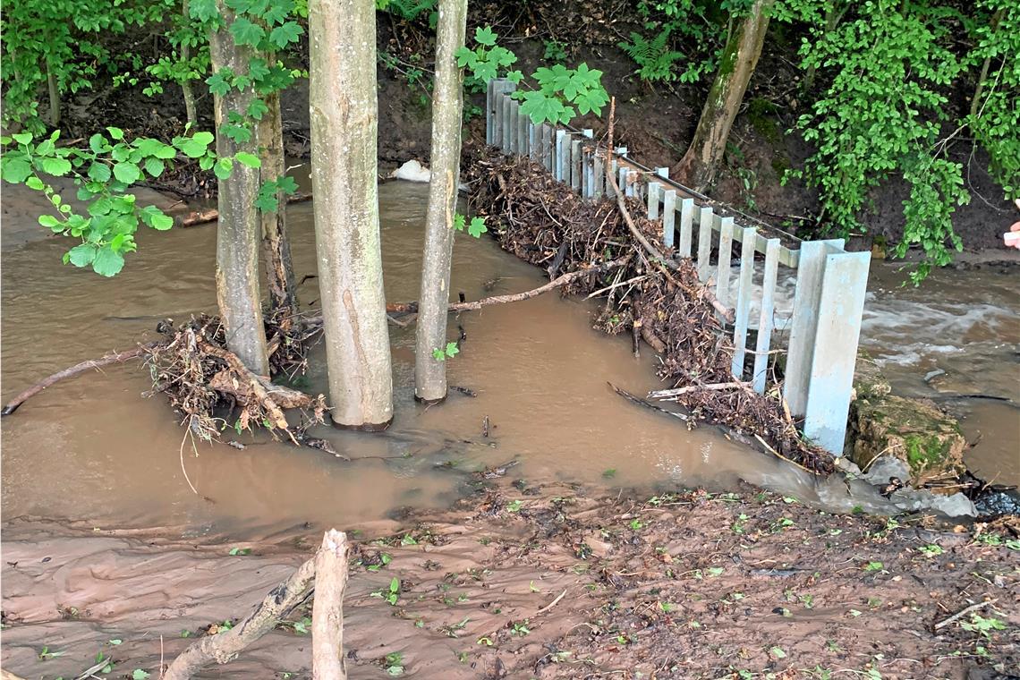 Anwohner fordern mehr Sicherheit für den Weissacher Teilort Bruch Bei Regen stauen sich Äste und Wasser am Gitter im Bubwiesenbach. Fotos: privat