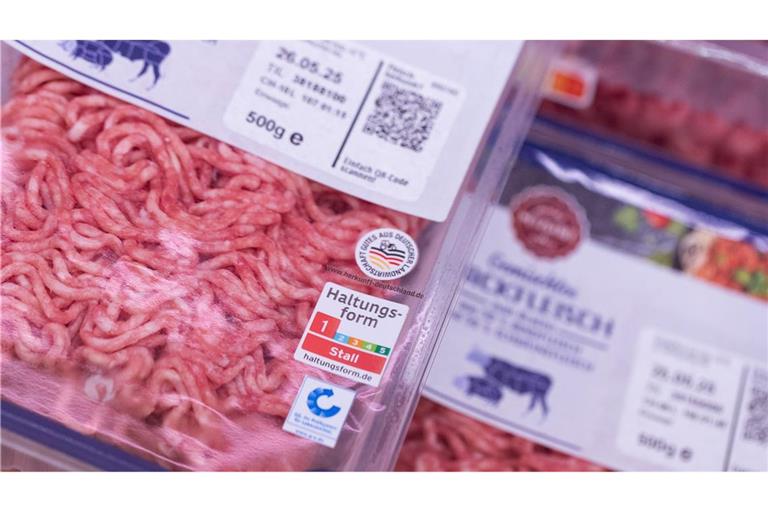 Bei Rindfleisch aus dem SB-Regal kamen 2024 noch 62,4 Prozent aus der untersten Haltungsstufe 1 - nach 75,6 Prozent im Jahr zuvor.