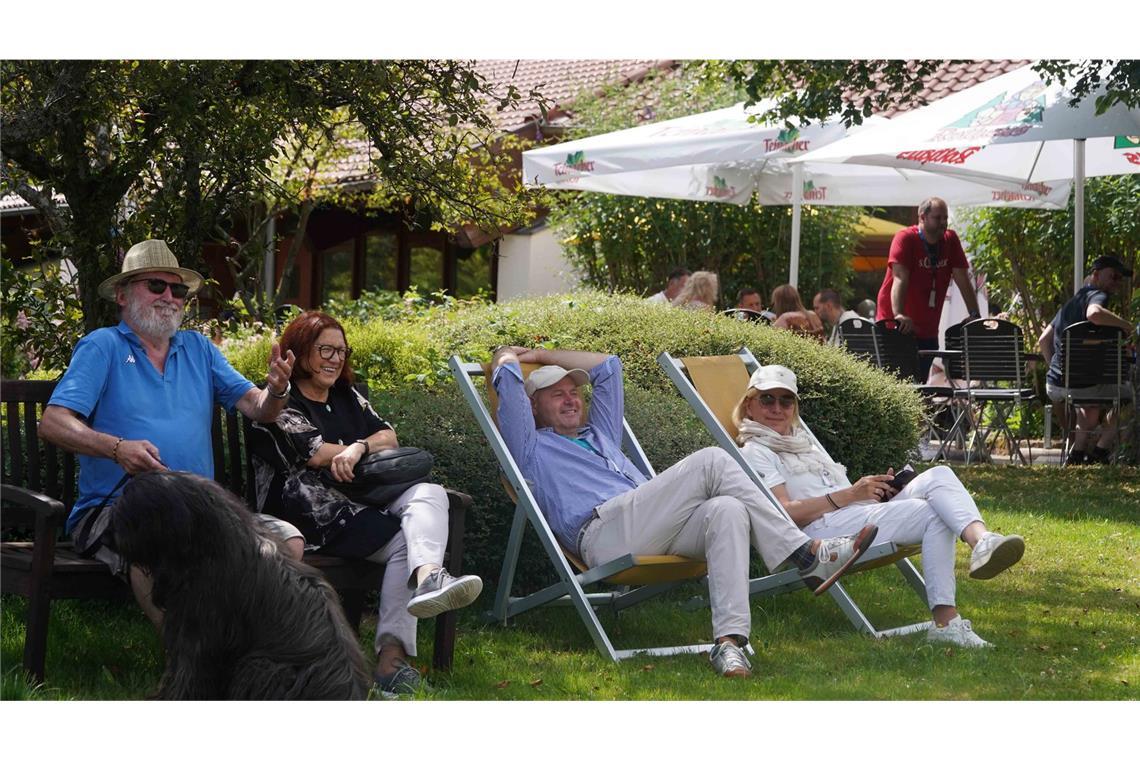 Rund 150 Oldtimer cruisen durch Baden-Württemberg Bei rund 30 Grad suchten sich die Zuschauer schon mal ein schattiges Plätzchen.