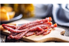 Bei Salami-Knackern aktuell auf Chargennummern und Mindesthaltbarkeitsdatum achten (Symbolbild).