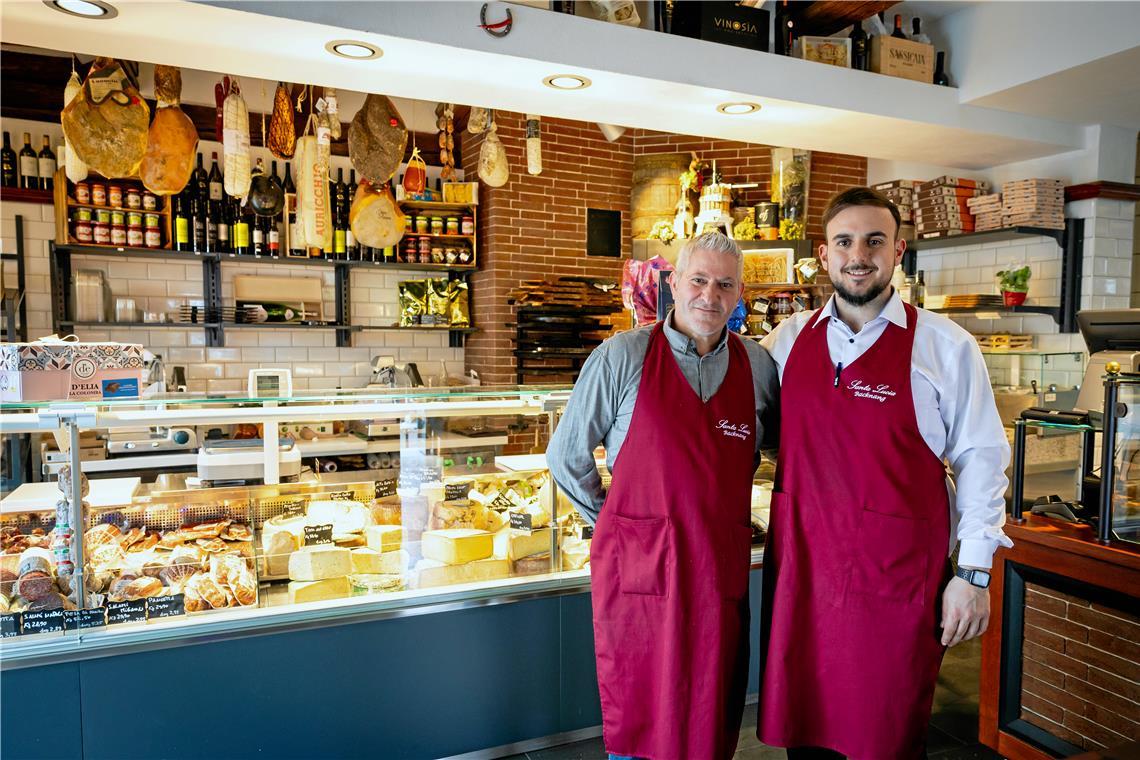 Italienische Feinkost und Jukebox-Musik in Backnang Bei Sapori Italiani präsentieren Gianluca Mannara (rechts), Sohn von Geschäftsführer Natale Mannara, und Domenico Fazio (links) nicht nur italienische Feinkost, sondern auch wechselnde Tagesgerichte. Fotos: Alexander Becher