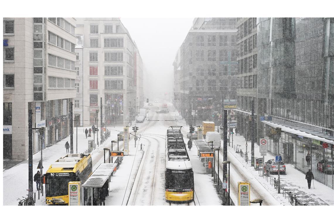 Darf man bei Eis und Schnee zuhause bleiben? Bei Schnee und Glatteis sind Verspätungen auf dem Weg zur Arbeit oft unvermeidbar. Besser, man geht etwas früher los.