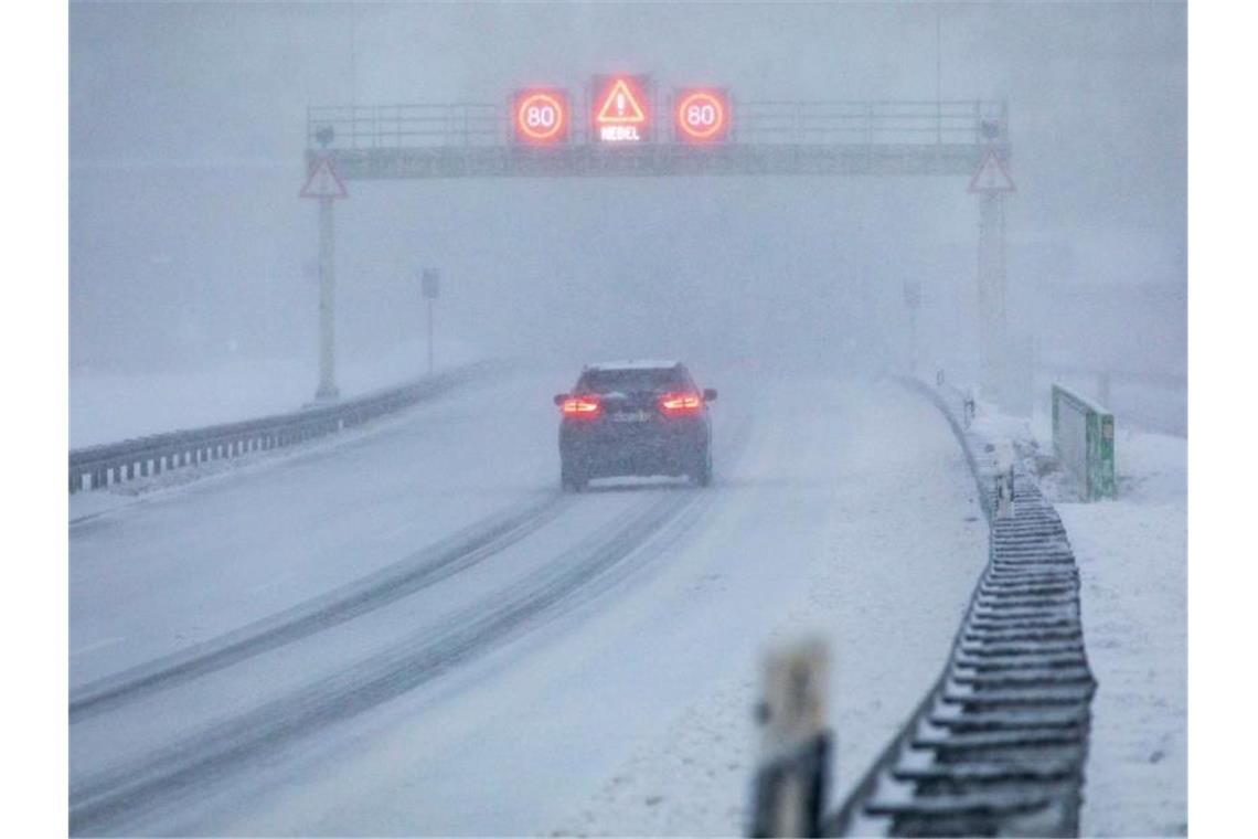 Höchste Warnstufe: Deutschland wappnet sich für Wintersturm Bei Schneetreiben fährt ein Auto auf der A71 bei Zella-Mehlis in Thüringen. Foto: Bernd März/dpa