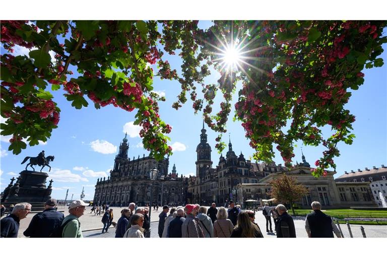 Bei schönem Wetter gehen viele Leute auf dem Neumarkt durch die Altstadt in Dresden.