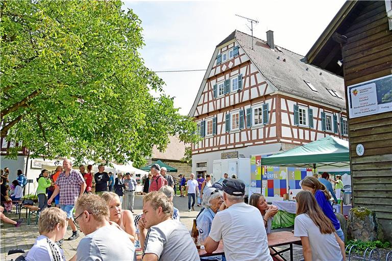 Bei schönem Wetter lässt sich das Jubiläum am Wochenende wunderbar feiern. Hunderte Menschen besuchen den Hof. Fotos: Tobias Sellmaier