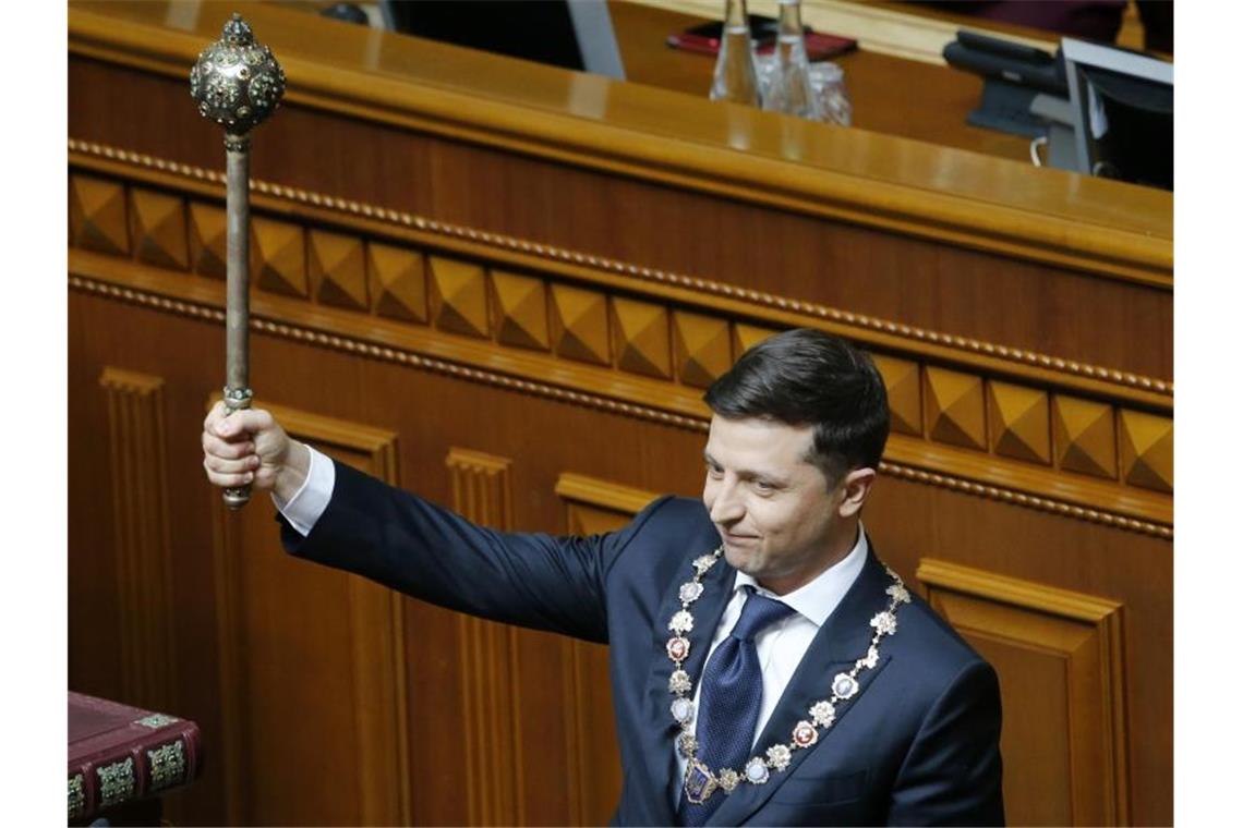 Neuer Präsident Selenskyj löst ukrainisches Parlament auf Bei seinem Amtseid schwor Selenskyj, sich für die territoriale Unversehrtheit der Ex-Sowjetrepublik einzusetzen. Foto: Efrem Lukatsky/AP