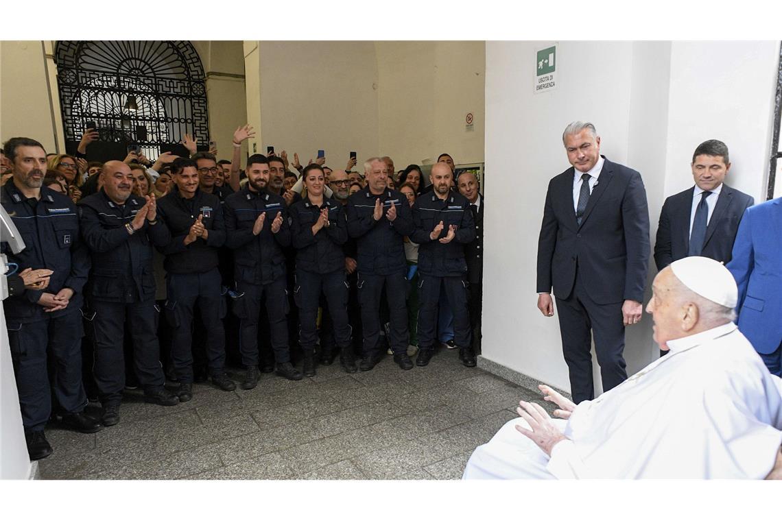 Die letzten Tage von Papst Franziskus Bei seinem Besuch in einem Gefängnis am Gründonnerstag wurde der Papst mit Applaus begrüßt.