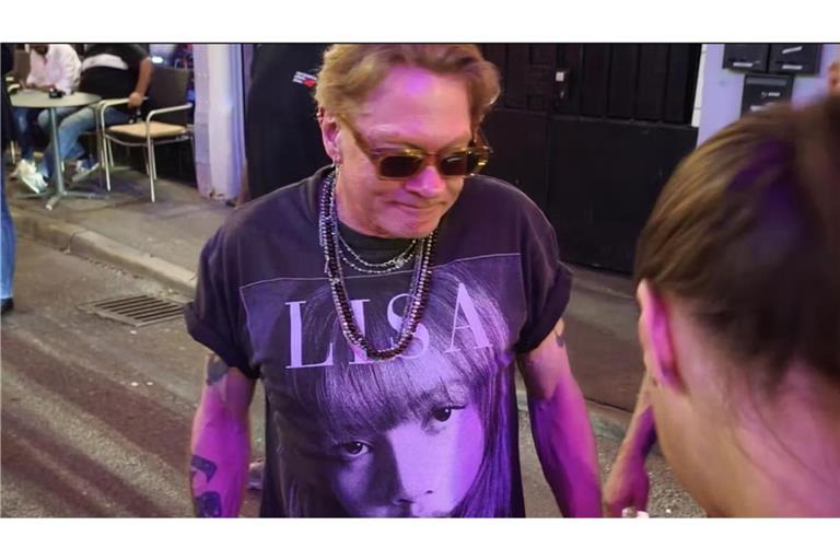 Bei seinem Besuch in Stuttgart trug Axl Rose ein Shirt der K-Pop-Sängerin Lisa, Mitglied der Band Blackpink.