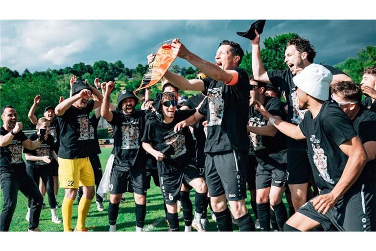 Bei seinem letzten großen Einsatz für die SKV Rutesheim feierte Kapitän Tim Rudloff (Mi.) mit seinem Team die Meisterschaft und den Aufstieg.