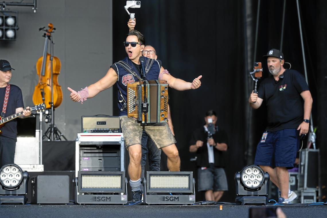 Bei seinen Konzerten gibt Andreas Gabalier alles für seine Fans. Der Schweiß ste...