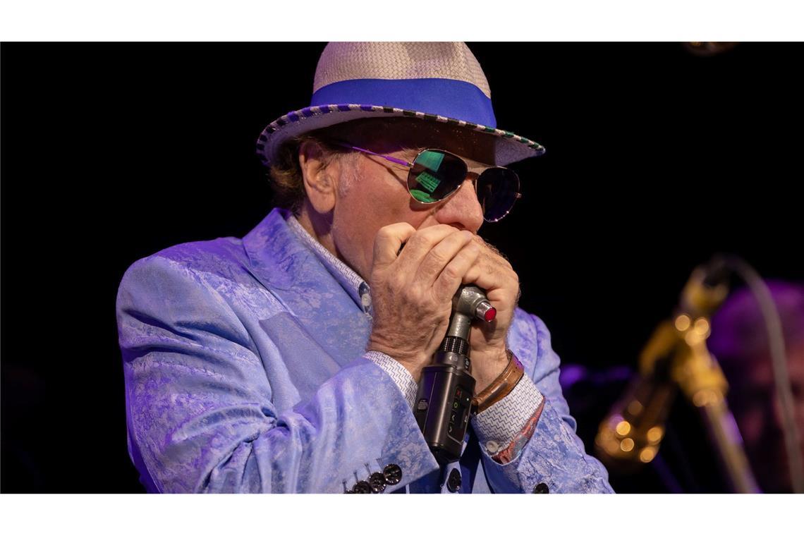 Sänger Van Morrison wird 80 und macht sein eigenes Ding Bei seinen Konzerten, wie hier beim Montreux Jazz Festival 2022, sagt Van Morrison kaum etwas und lässt die Musik sprechen. (Archivbild)